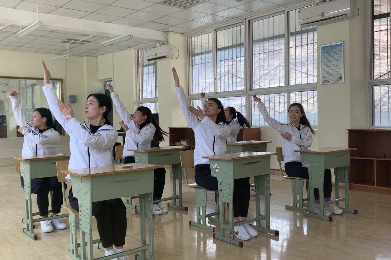 松潘县城关小学:自编室内课间操 师生宅家运动享健康_身体