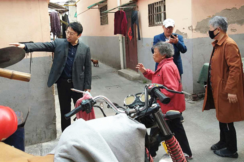 社區,實地查看張家北路兩側以及華豐城市花園北區的環境衛生整治工作