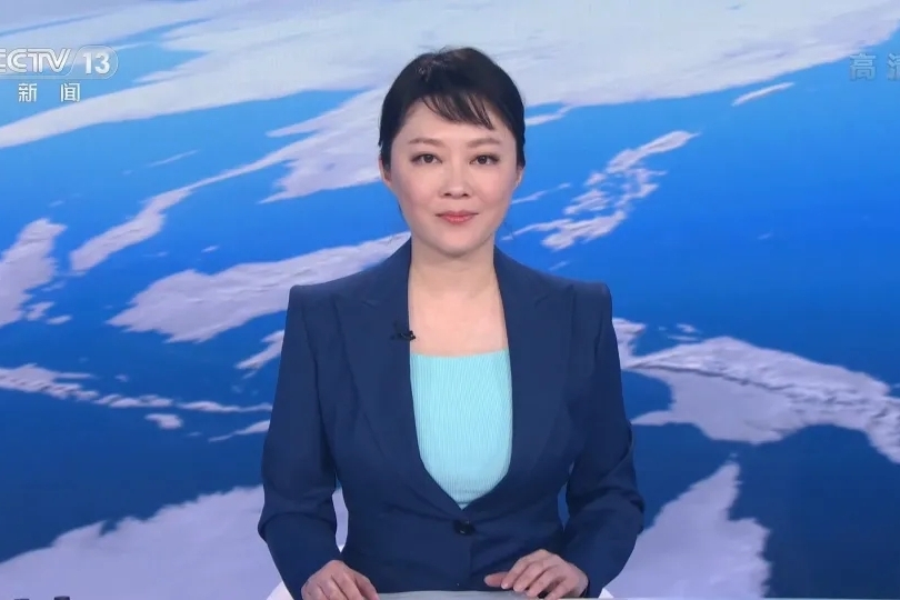原创 央视主播紫凝时隔137天回归荧屏,发型被网友吐槽,其实衣服也曾