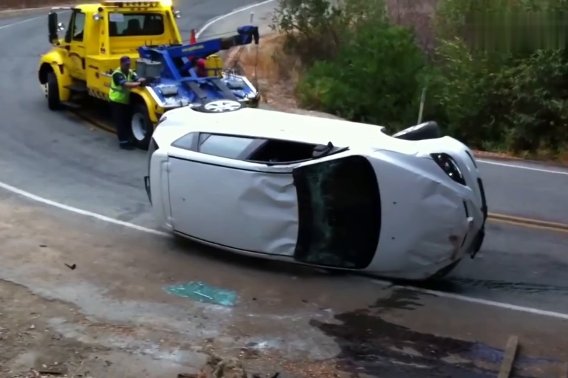 国外搞笑失误合集汽车自己翻身下一秒又在马路边翻车