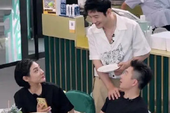 黄晓明罕谈婚姻现状 自嘲想要儿女双全缺运气