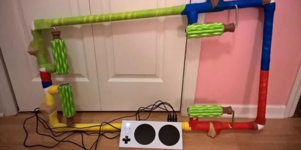 他用PVC管为残疾女儿打造了游戏“手柄”