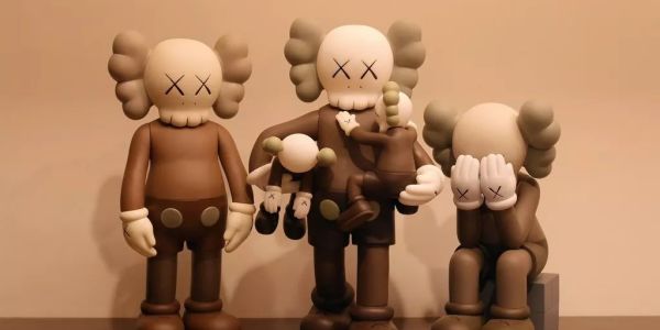 Kaws天价雕像"Clean Slate"搪胶玩偶版现身，疑即将正式发售！