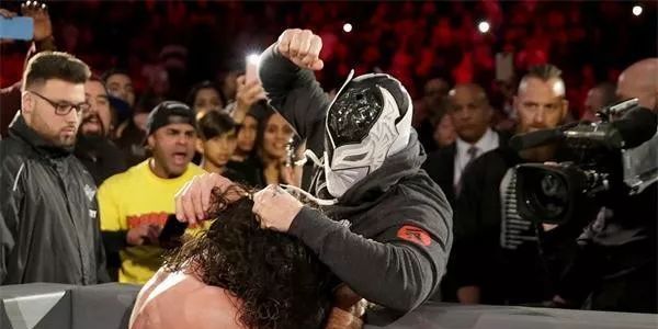 WWE“后台王者”人品如何？和Y2J是好朋友，曾借给他面具