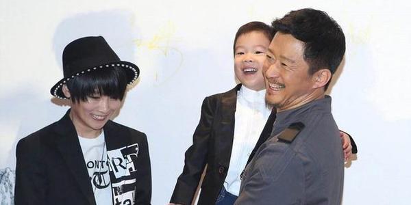 化身Tony?章子怡佟丽娅为儿子剃头引家人围观,吴京水平太强了!