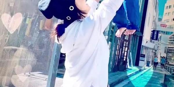 张柏芝带三胎接小Q放学拍合影,小儿子久违出镜手长腿长乖巧可爱
