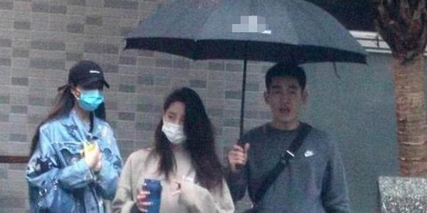 高云翔机场险被扣留;44岁知名歌手节目中获初中生求婚