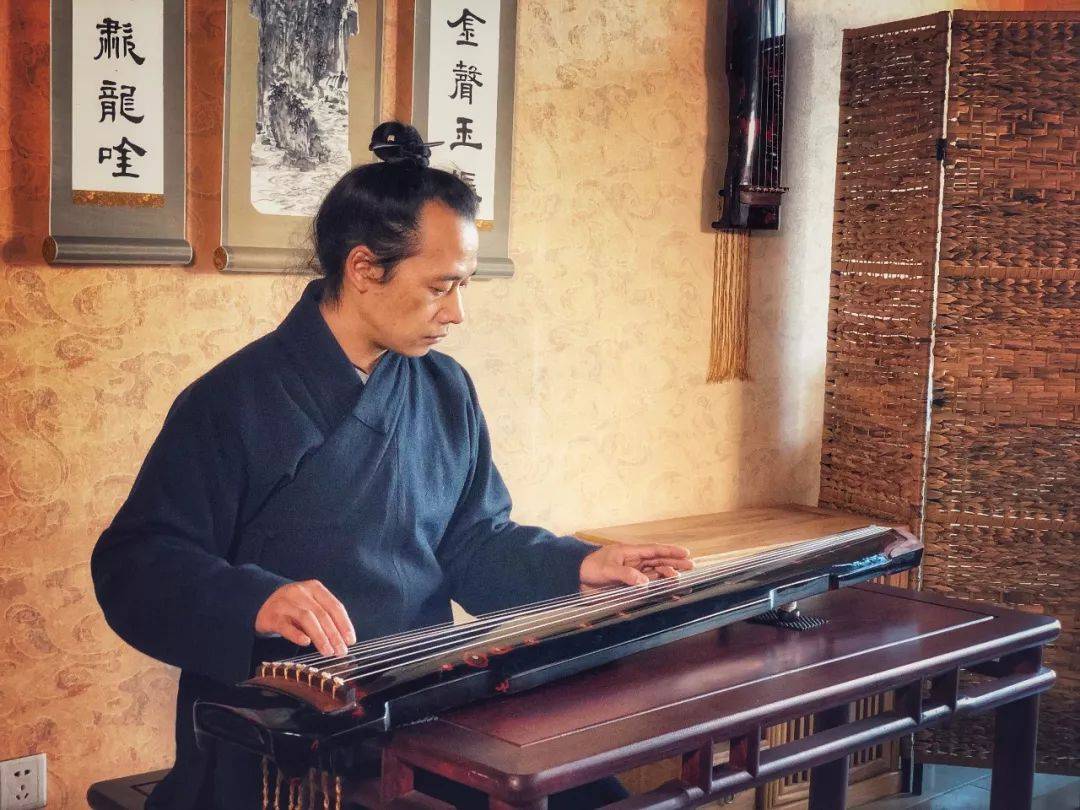弹古琴的人,此刻无言胜千言-搜狐大视野-搜狐新闻