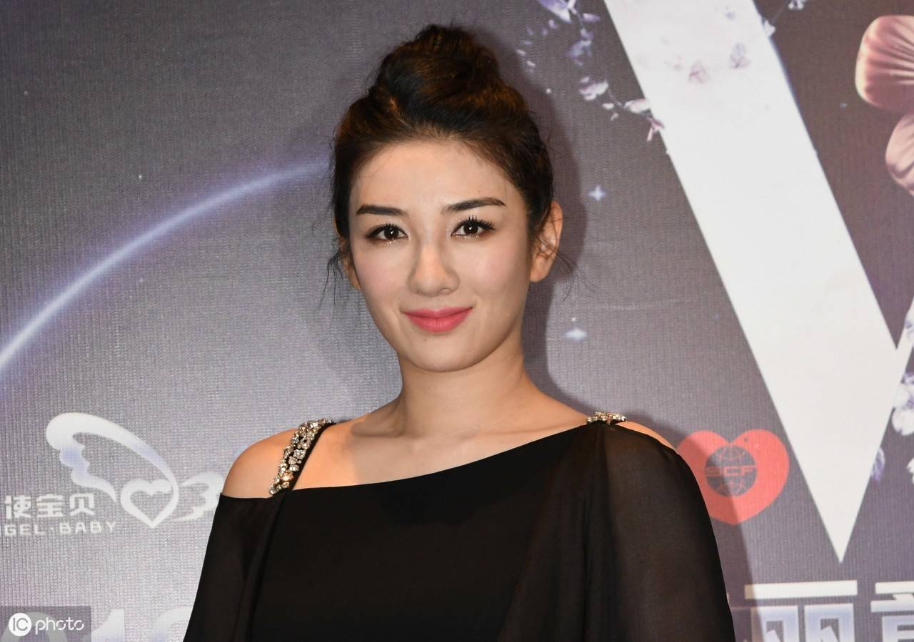 女神黄奕出席活动礼服美照，每一张的女神都好美-搜狐大视野-搜狐新闻