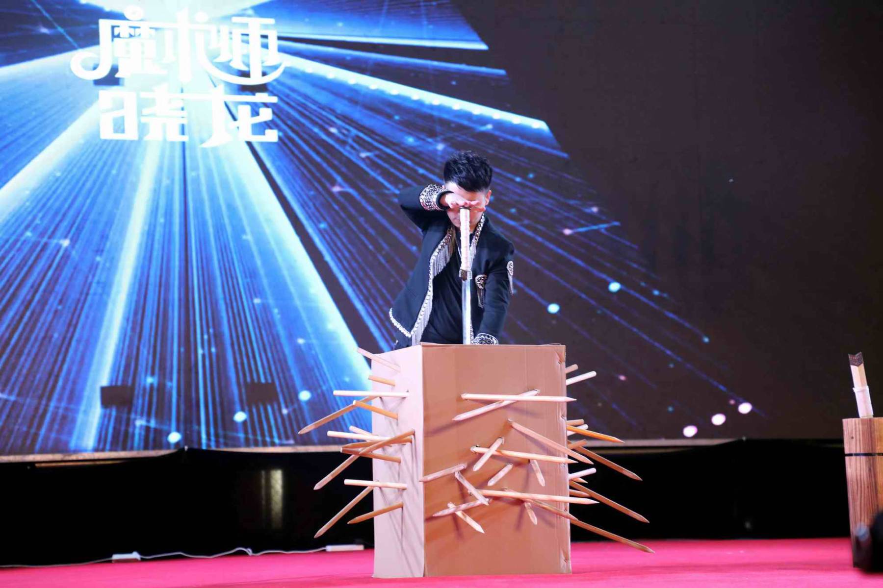 帅哥与美女搭档表演的魔术,让人看得叹服想不透-搜狐大视野-搜狐新闻