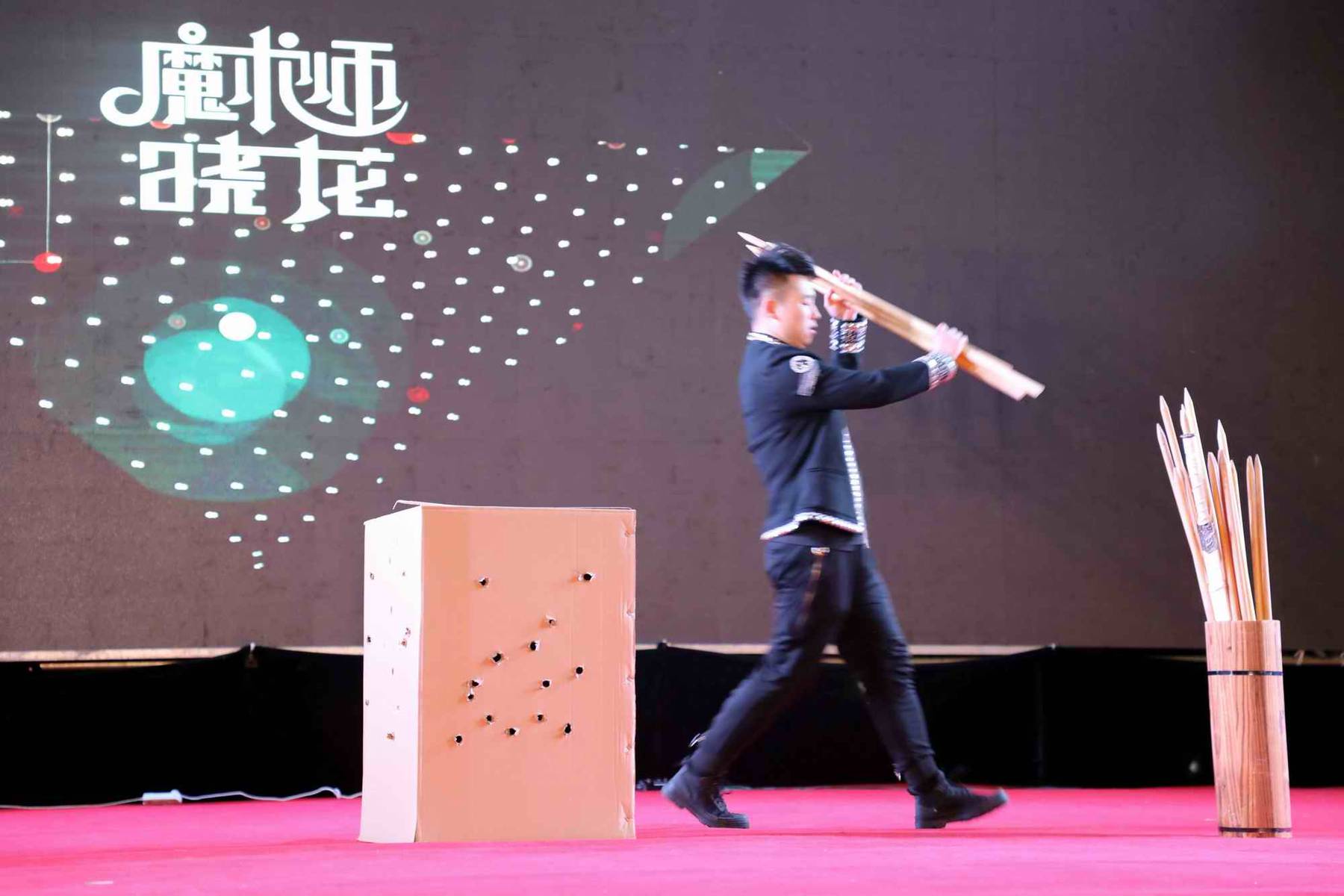 帅哥与美女搭档表演的魔术,让人看得叹服想不透-搜狐大视野-搜狐新闻