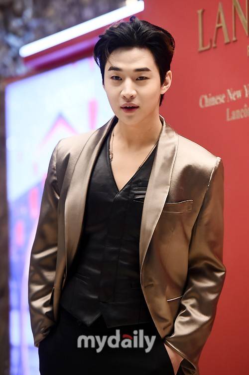 安昭熙金素妍Henry黄旼炫等艺人出席品牌活动搜狐大视野搜狐新闻