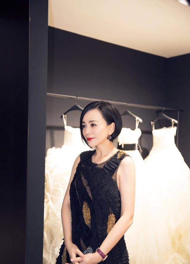 "雪姨"王琳好气色,波波头配吊带裙格外清纯,这哪像50岁的人