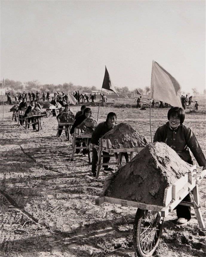 一组战天斗地的女知青珍贵老照片，图二太英姿飒爽-搜狐大视野-搜狐新闻