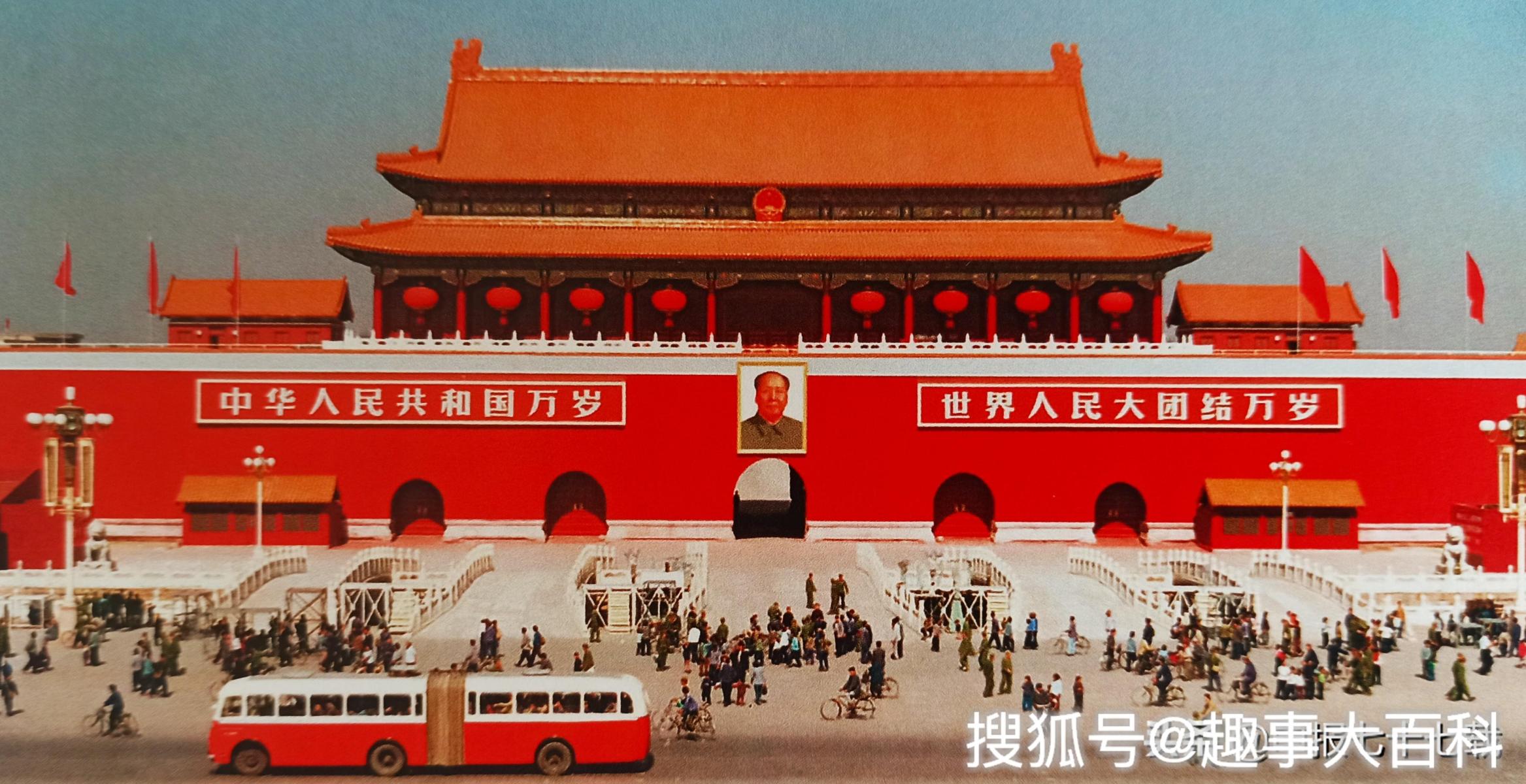 天安门图史——雷锋骑摩托车在天安门华表前的留影