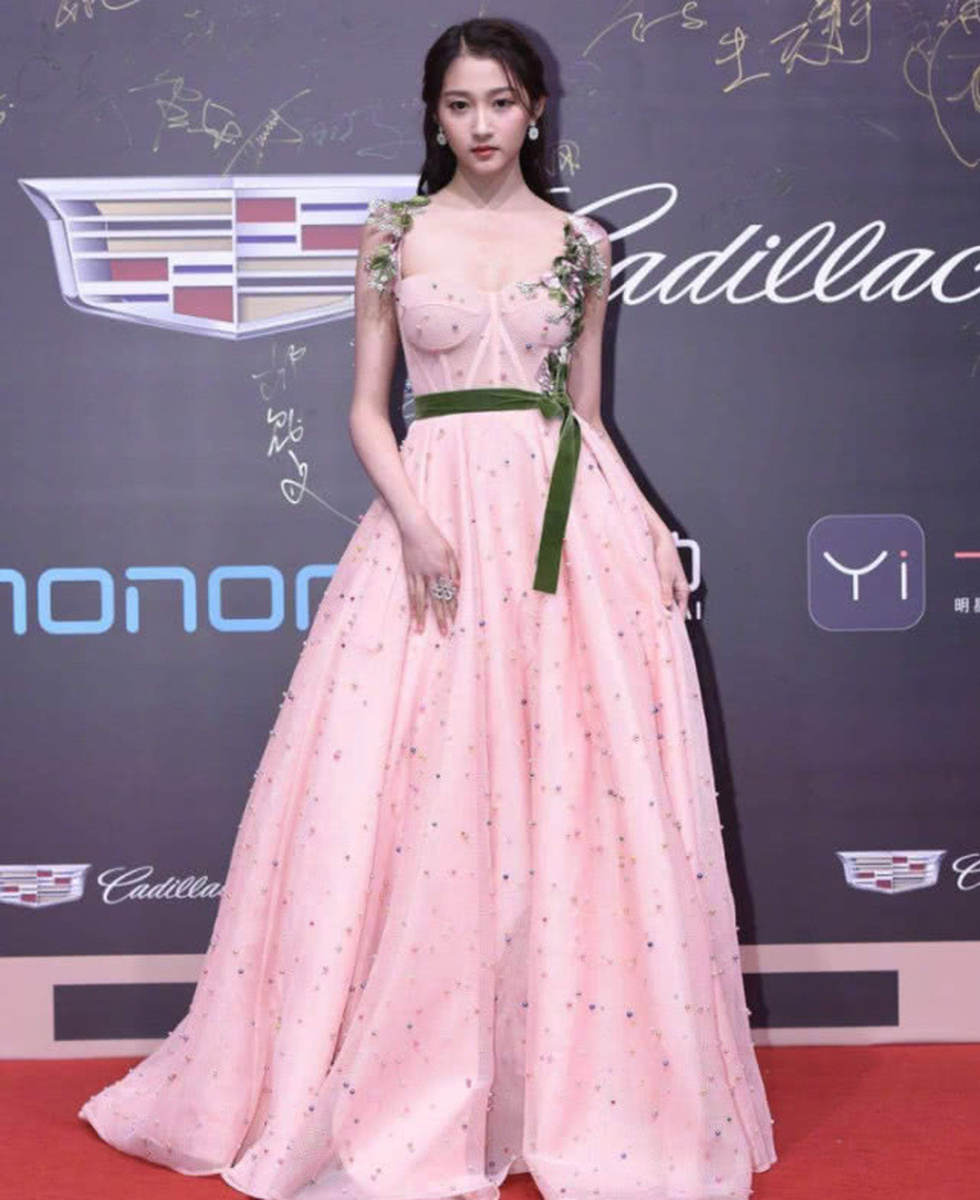 1 / 5 关晓彤穿抹胸裙手按胸口，让网友看了直呼：裙子穿大号了真尴尬！