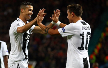 高清图:c罗迪巴拉击掌相庆 总裁跪地庆祝胜利