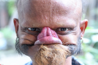 世界上最长的舌头尼泊尔男子能用舌舔自己额头