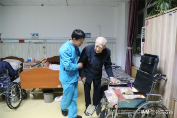 男护工坚守岗位5个春节没回家称想家人