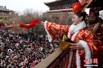 河南清明上河园“财神”驾到下红包雨 游客翘首以盼 河南清明上河园“财神”驾到下红包雨 游客翘首以盼