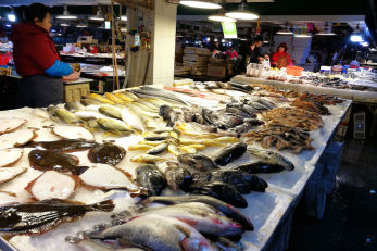 海鲜市场比菜市场海鲜多得多 价格也高 市民乐
