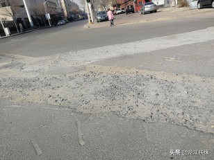 这条街上，路面翻浆，开春了天暖了，该修修了-搜狐大视野-搜狐新闻
