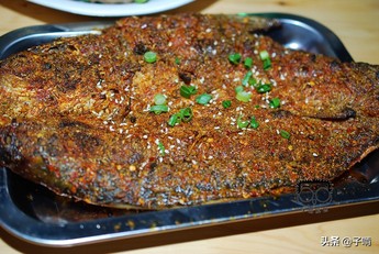 忒c的夜市烧烤烤鱼烤肥肉筋再配上大杯的冰镇扎啤吃着贼过瘾