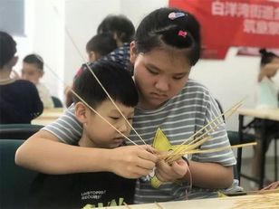 965金乡邻:用麦秸秆编扇子 感受传统文化的魅力-搜狐大视野-搜狐新闻