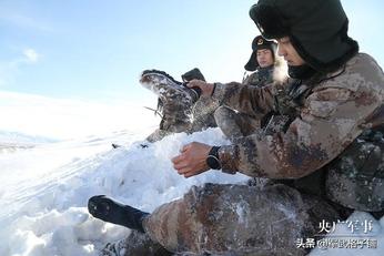 戰士邊防巡邏用雪水煮麵來恢復體力