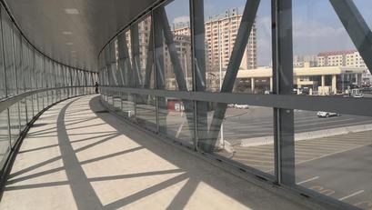 机场路上建成观光廊道式过街天桥,美观、跨度大,钢架结构-搜狐大视野-搜狐新闻