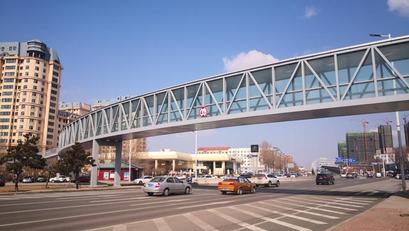 机场路上建成观光廊道式过街天桥,美观、跨度大,钢架结构-搜狐大视野-搜狐新闻