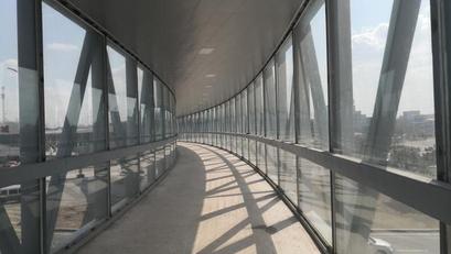 机场路上建成观光廊道式过街天桥,美观、跨度大,钢架结构-搜狐大视野-搜狐新闻