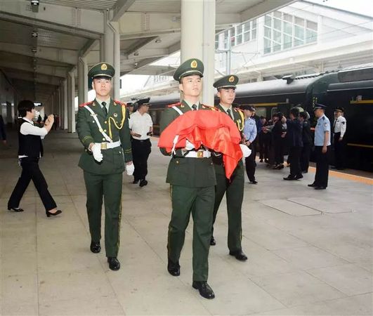 英雄接你回家烈士查显伟长眠安庆市烈士陵园