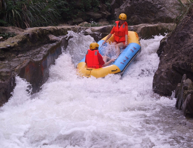 飛水漂流在婁底漣源龍山國家森林公園飛水涯景區仙人石與浮雲石奇景