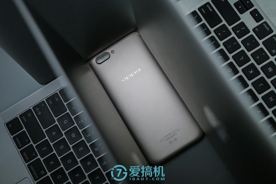 這次的oppo r11採用了微縫天線2.0的設計,天線非常細窄,似有似無.