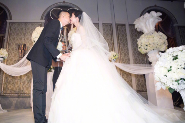 女星杨子珊在台北与男友吴中天正式举办了婚礼,而刚刚晋升新娘的杨子