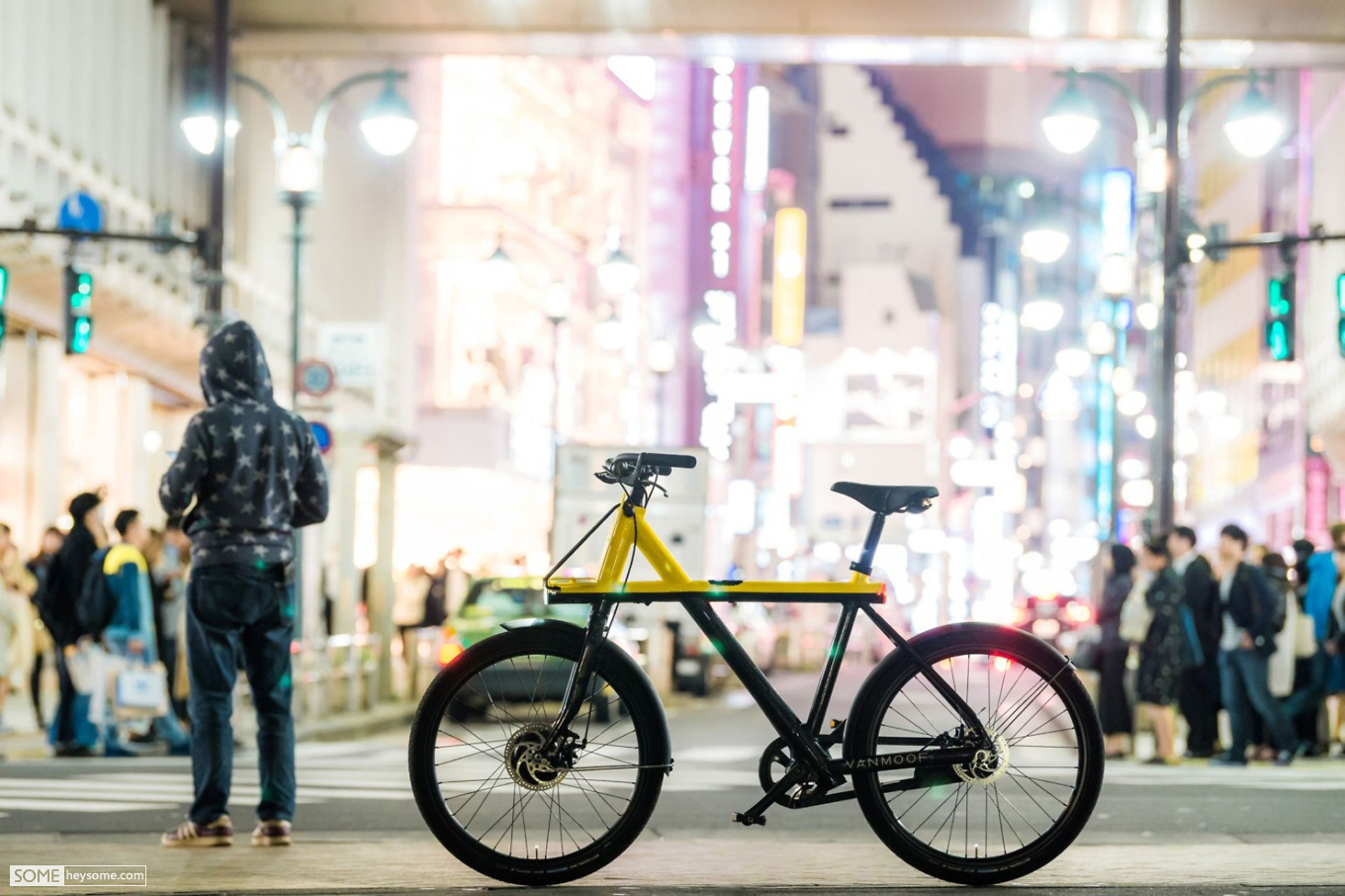 Vanmoof电子单车 日本东京街头的霓虹风景