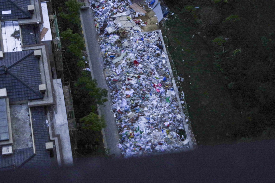 合肥滨湖:学校操场被垃圾包围?