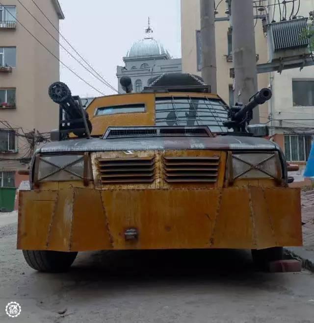 近日,在朋友圈里出现了一辆以捷达为基础打造的装甲战车