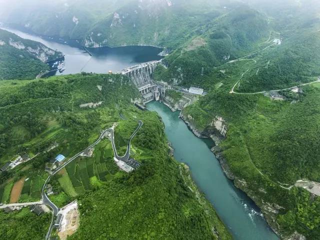 你看這遊輪緩緩開過來啦 站在遊輪頂上欣賞兩岸的青山 享受水上人家的