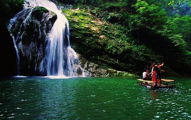 景区山势陡峭,奇峰秀岭,河谷深邃,水系发达,植被覆盖率高,自然风境