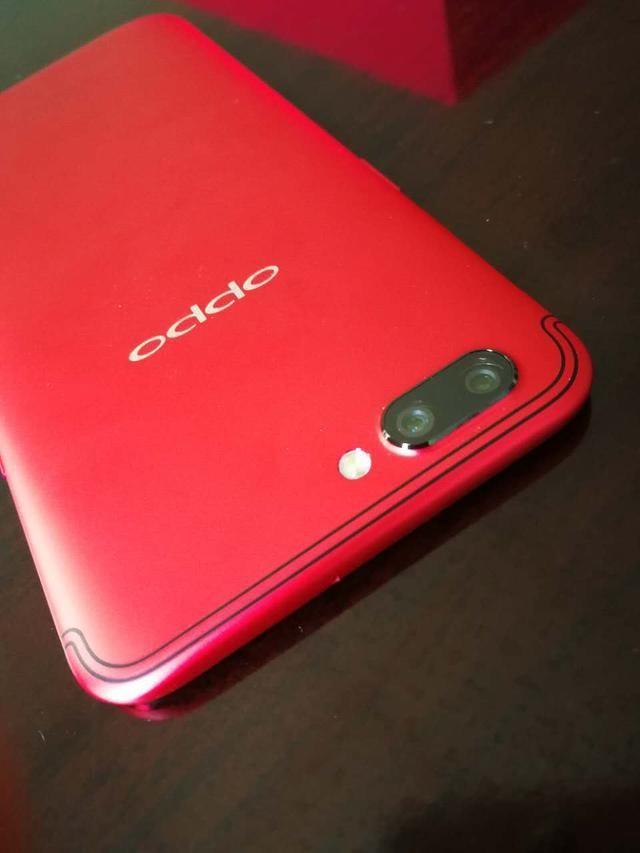 oppo r11热力红限量版外观依然延续了家族式的设计语言,轻薄,简洁