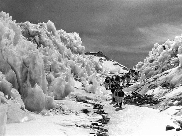 中国|中国三名登山队员实现了人类首次从北坡登顶珠峰