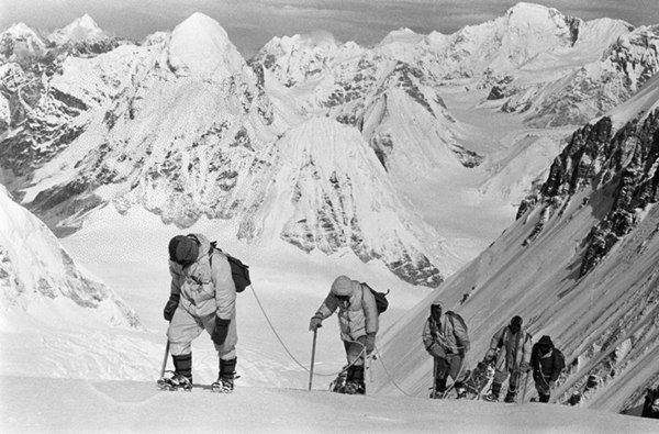 原创             中国三名登山队员实现了人类首次从北坡登顶珠峰