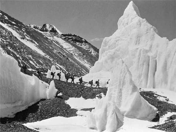 中国|中国三名登山队员实现了人类首次从北坡登顶珠峰