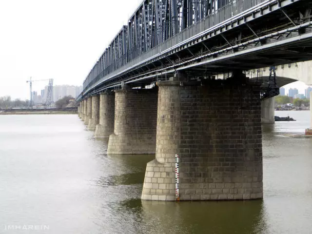 古桥桥墩图片