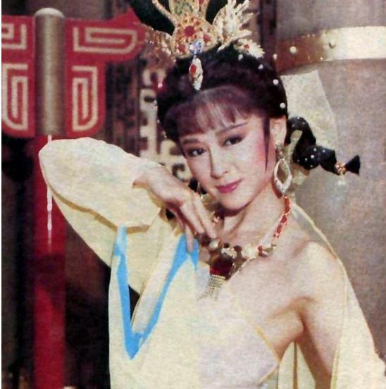 1988年,39岁的潘迎紫在《貂蝉》里扮演古代四大美人貂蝉,其惊艳的容貌