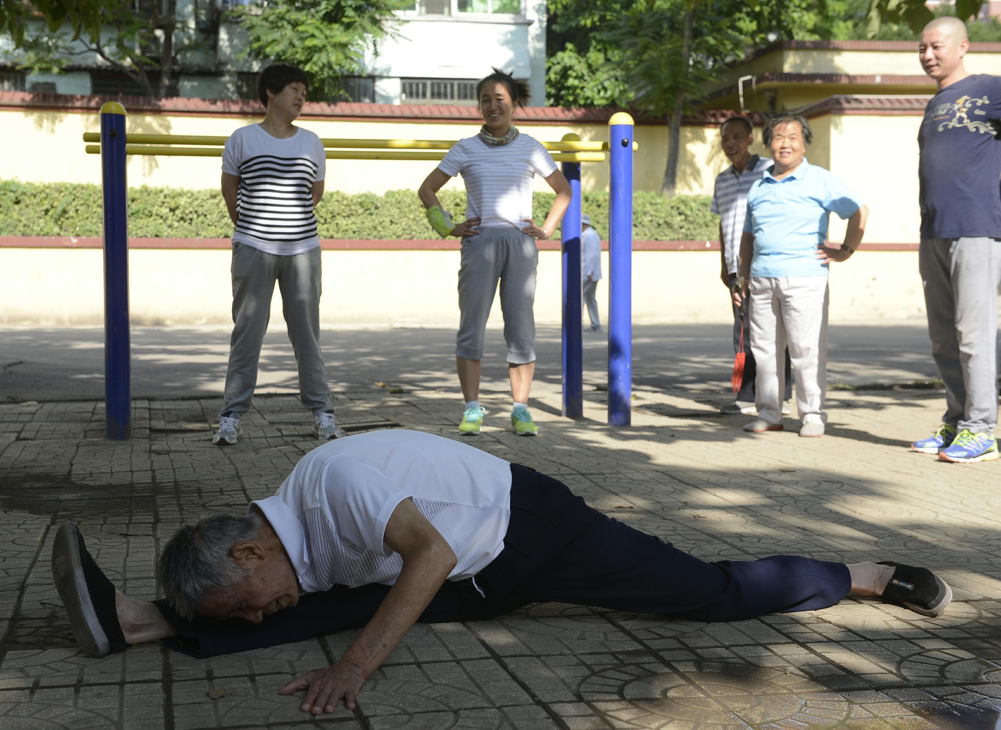 老年人简单的健身动作图片