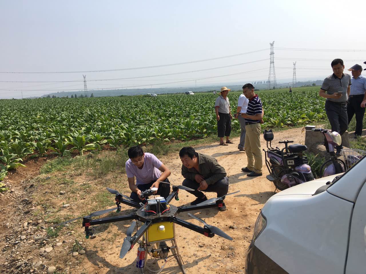 植保無人機廠家走進伊川煙田噴施作業