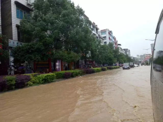 天柱县东门口民警在支援一位老奶奶路上行人天柱县高酿街上安全第一